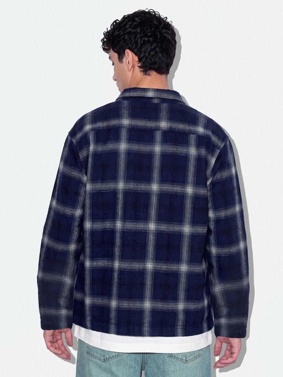Camicia cropped blu in puro cotone a quadri con zip over fit_3
