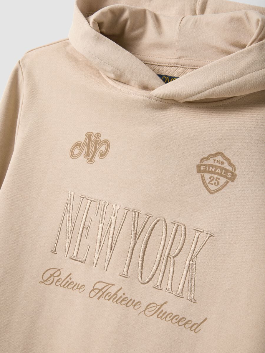 Felpa beige in puro cotone con cappuccio e stampa New York per ragazzo_4