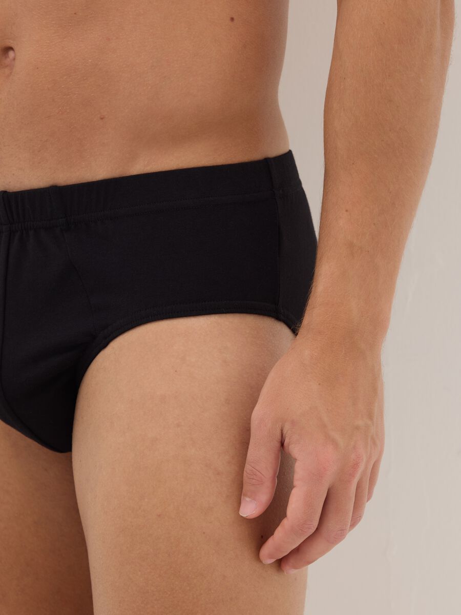 Black cotton stretch briefs with a snug fit_3