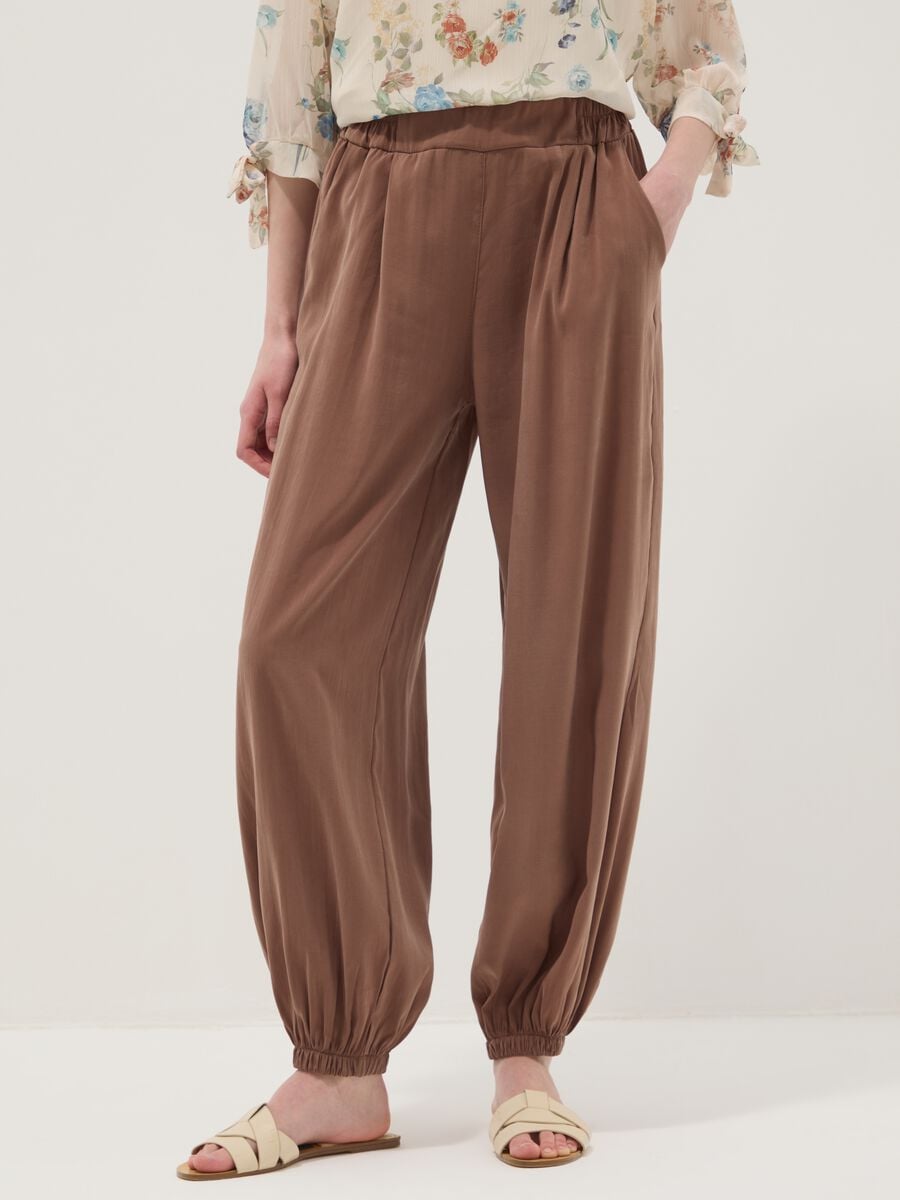 Pantaloni marroni in misto viscosa con fondo elasticizzato regular fit_1