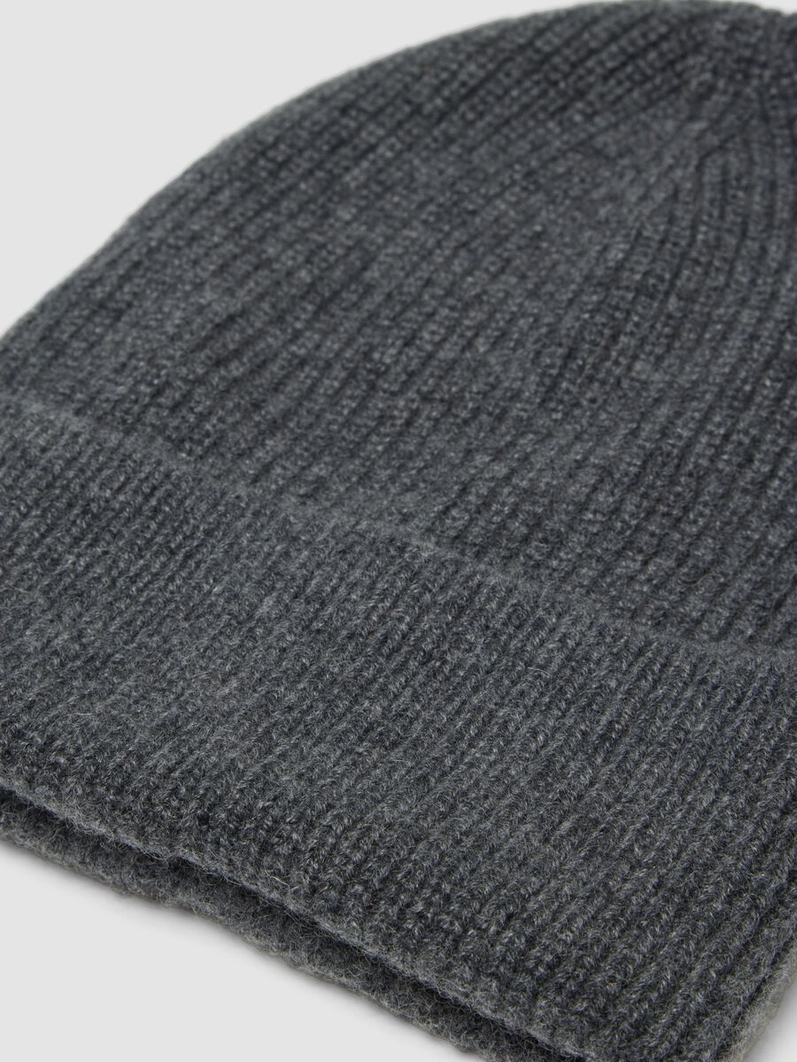 Berretto grigio scuro in puro cashmere a costine_1