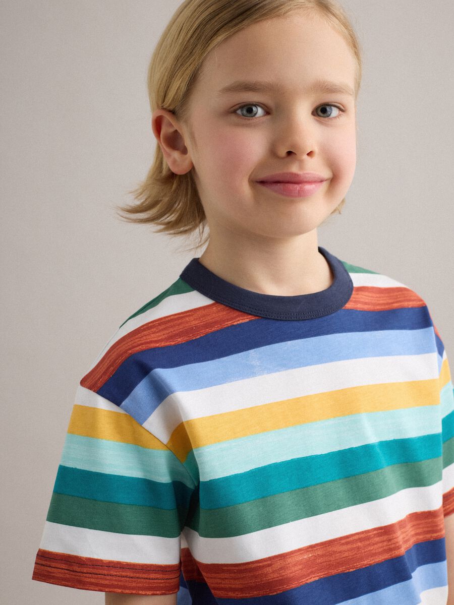 T-shirt in puro cotone a righe multicolor da bambino regular fit_2