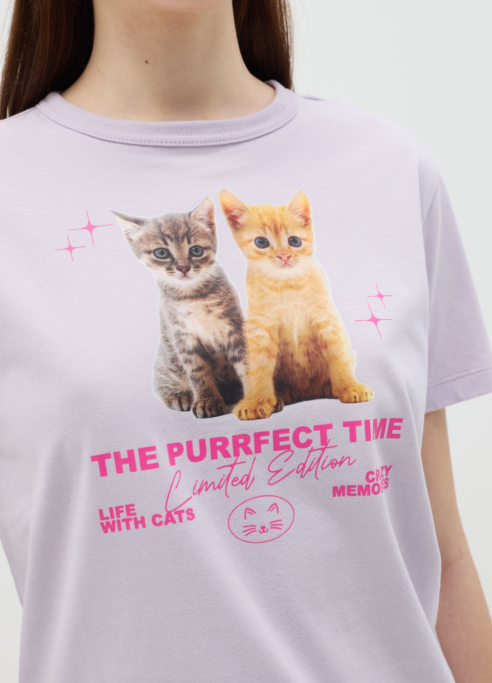 Purple T-shirt in cotton with kittens print