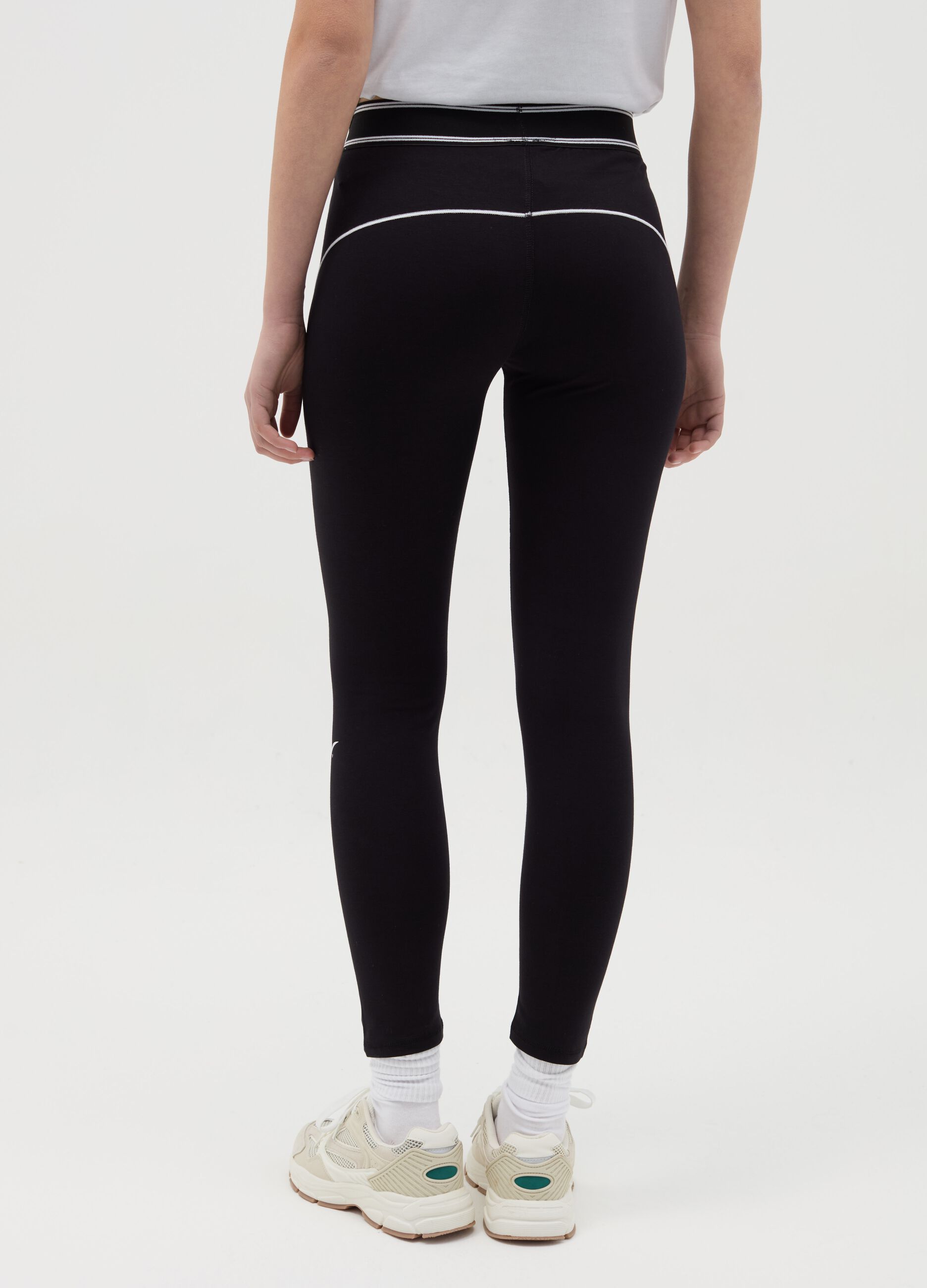 Leggings with contrasting details