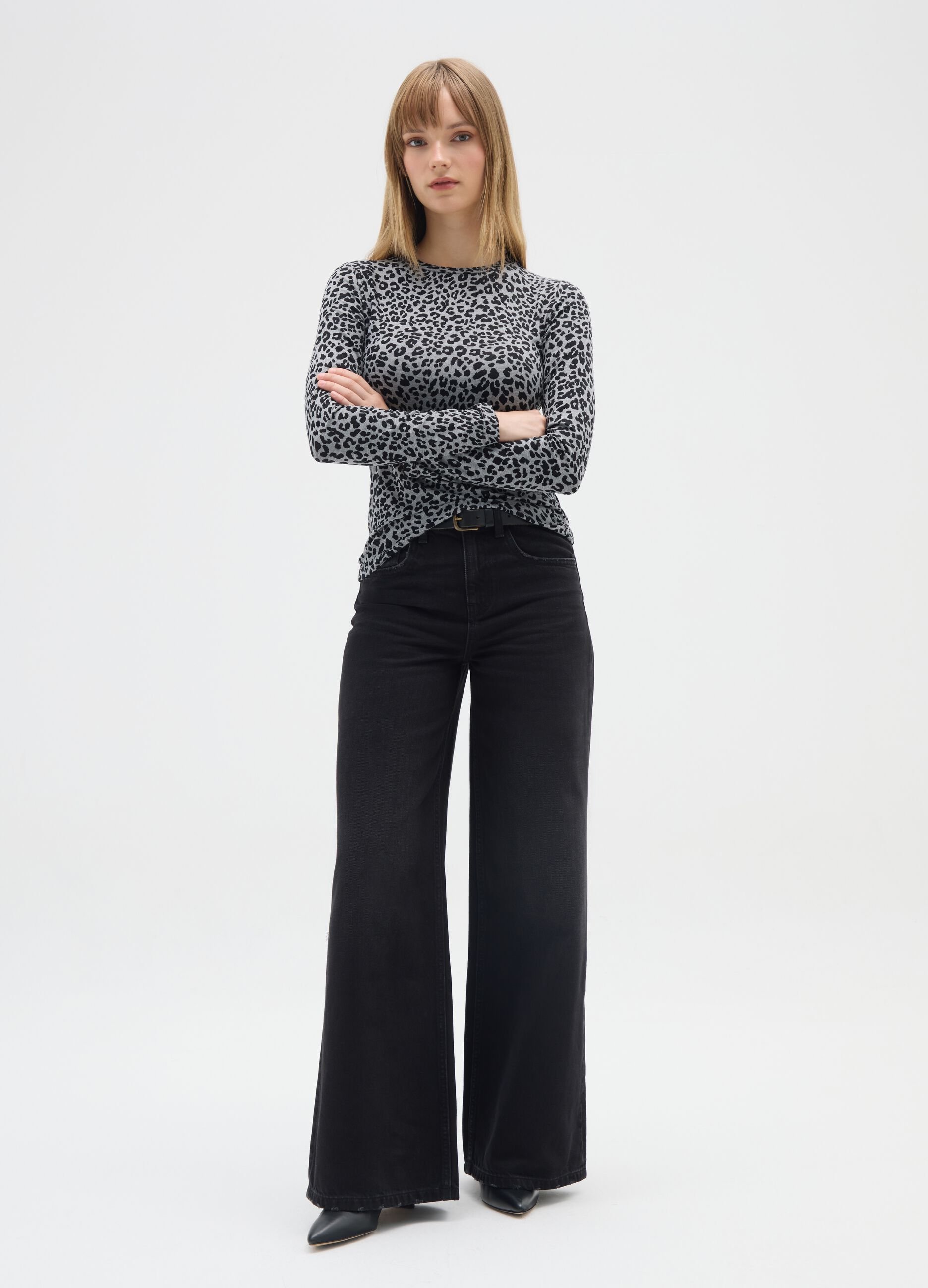 T-shirt grigia a maniche lunghe con stampa leopardata
