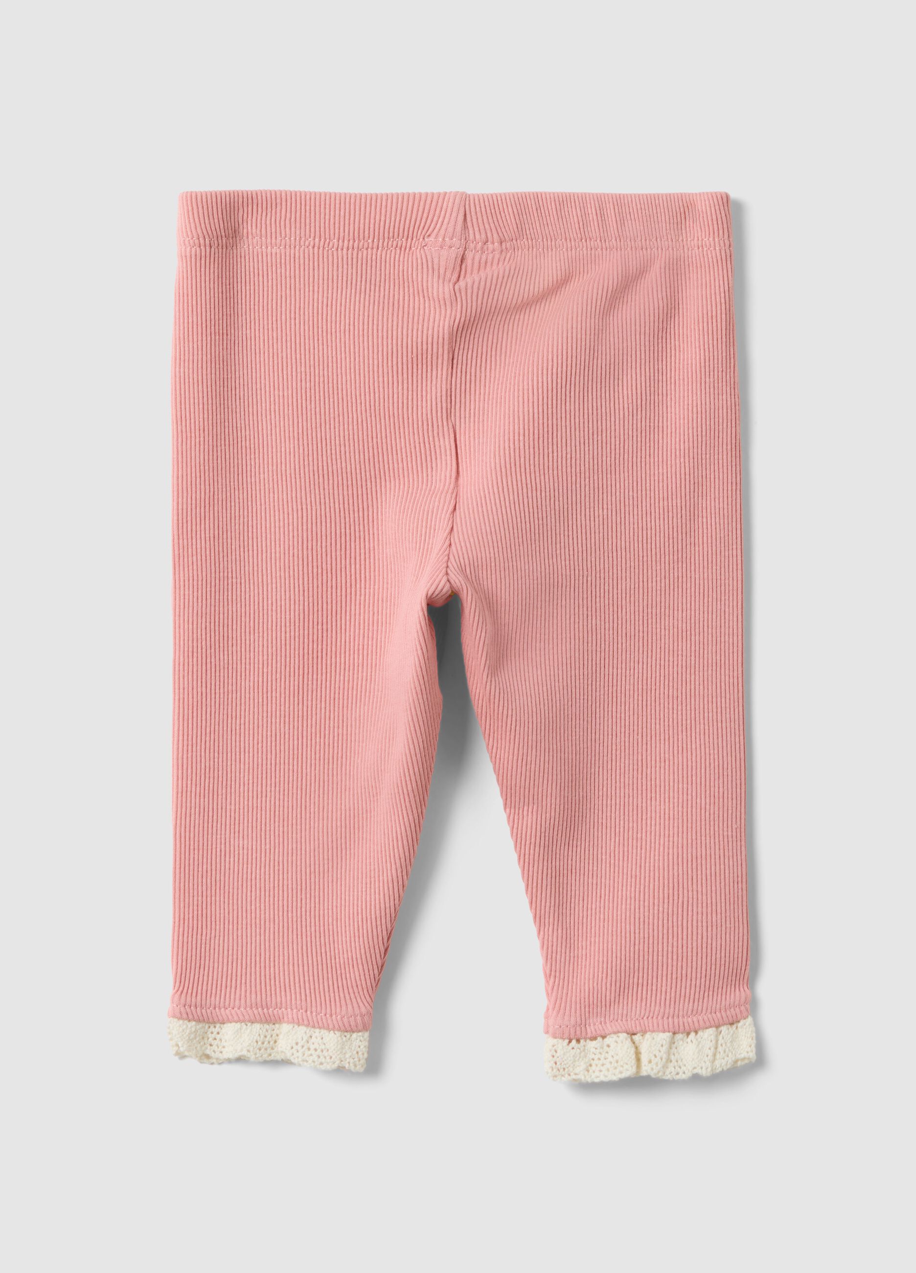 Leggings rosa in puro cotone a coste e dettagli in crochet da neonata