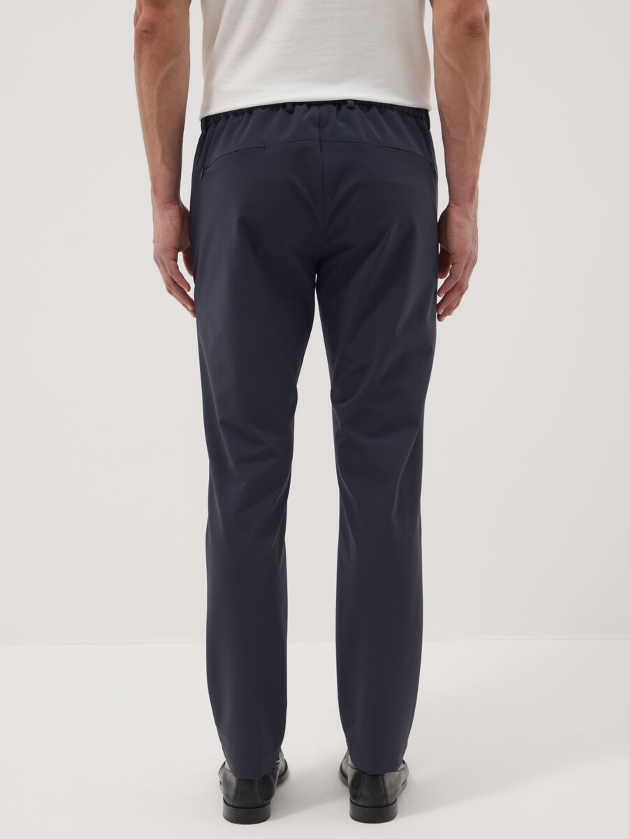Pantaloni chino blu in tessuto elasticizzato carrot fit_3