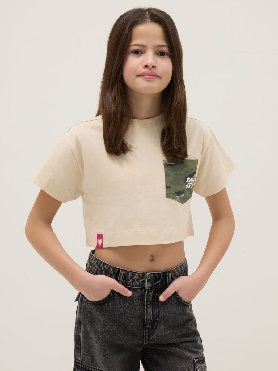 T-shirt in puro cotone beige da ragazza boxy fit con tasca camouflage_0