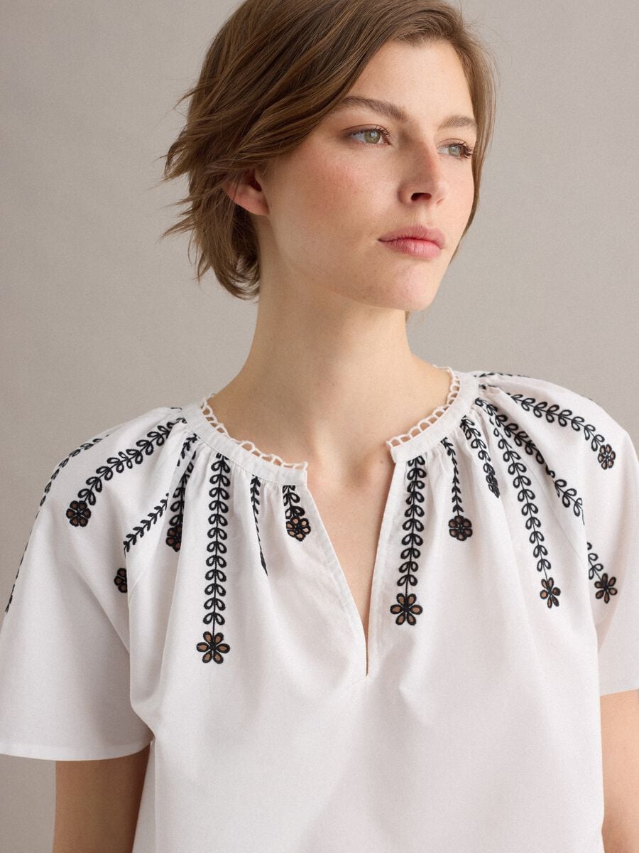 Camicia bianca in puro cotone con ricami_0