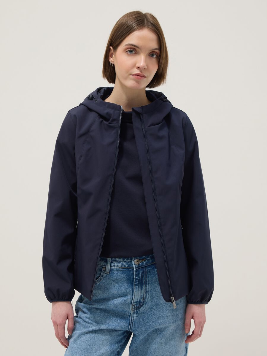 Giacca impermeabile blu regular fit con zip e cappuccio_1