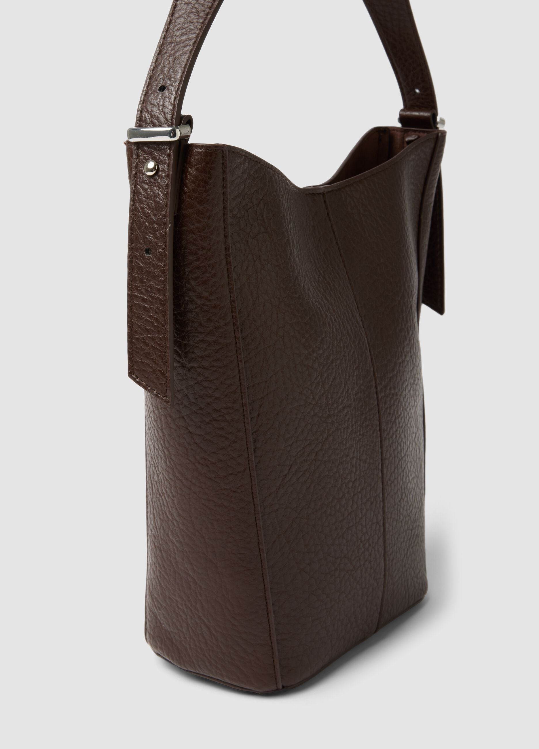 Borsa marrone a spalla effetto martellato