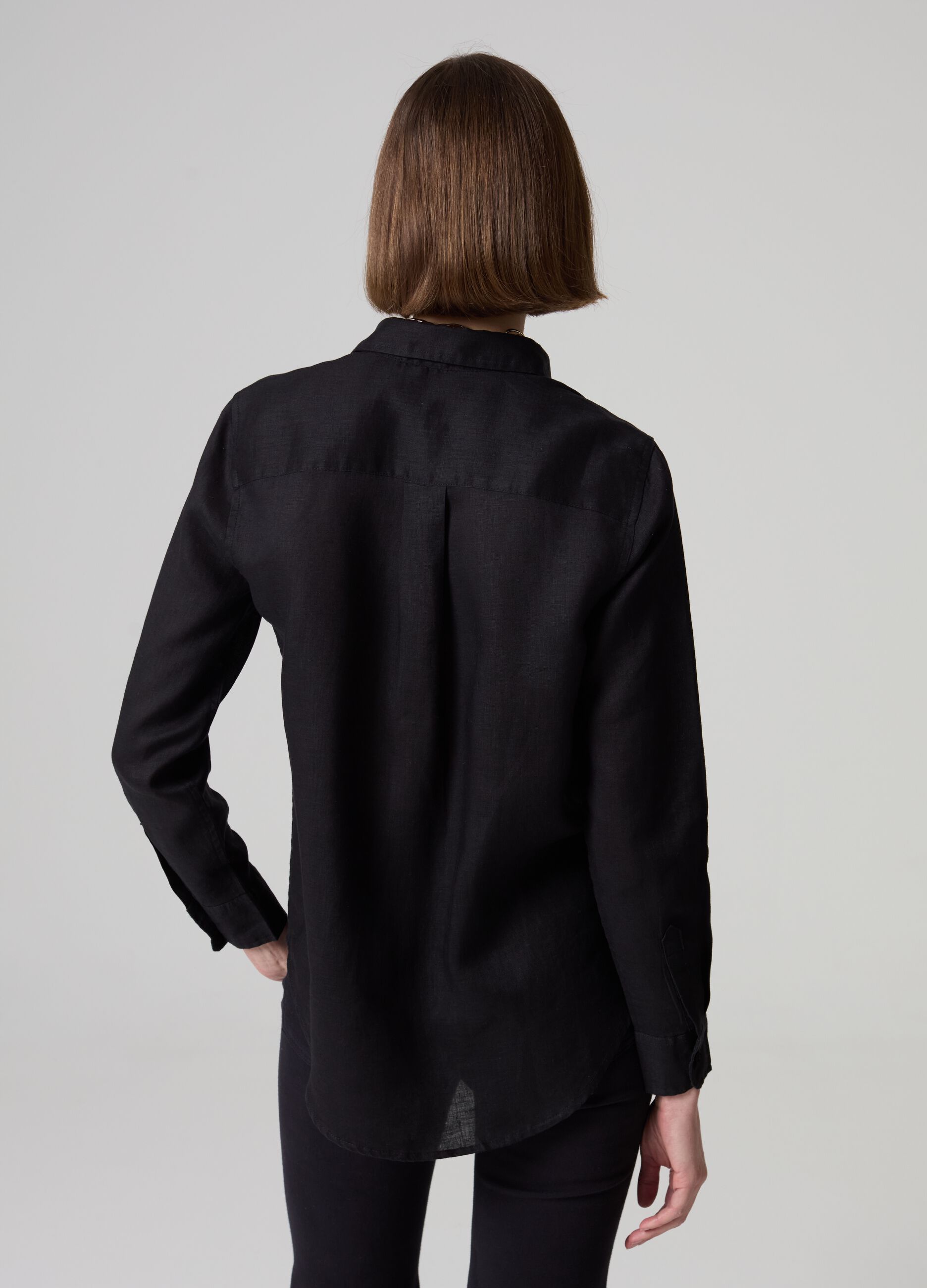 Relaxed-fit shirt in solid colour linen