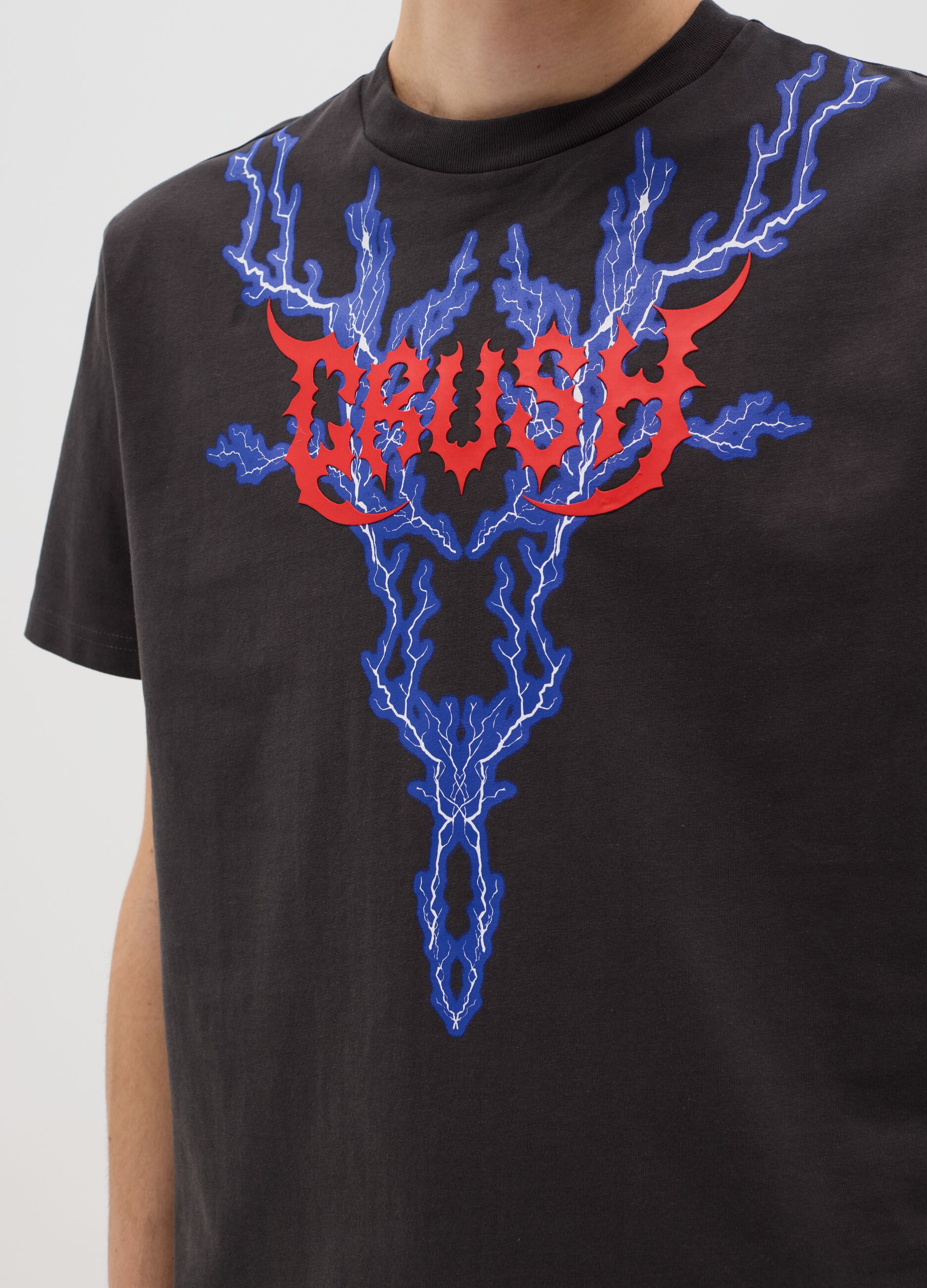 Black short-sleeved T-shirt with lightning print