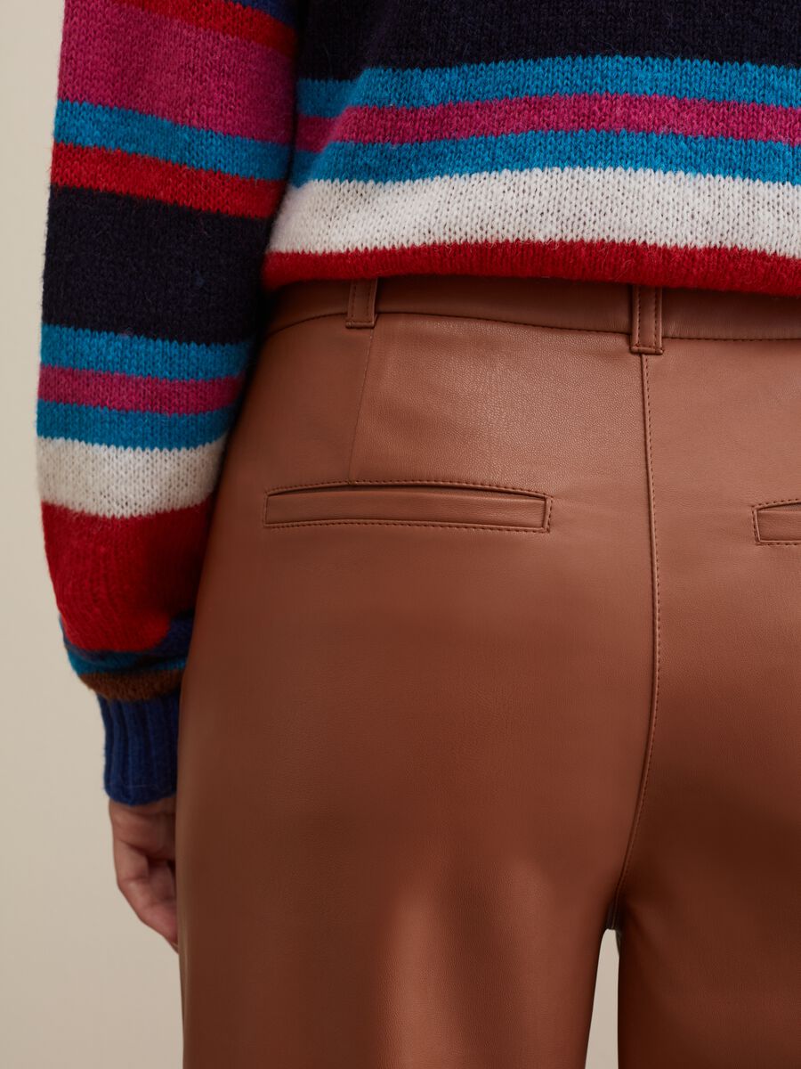 Pantaloni straight fit effetto lucido_3