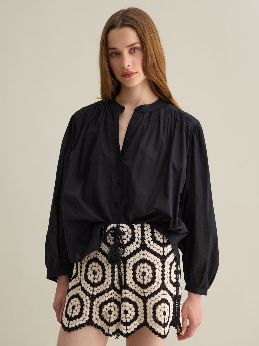 Women’s black shirt in 100% cotton with regular fit and bluff collar._0