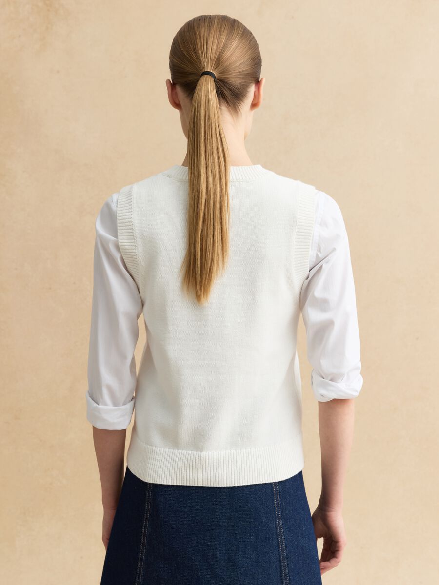 Regular fit pure white cotton gilet with floral design_3