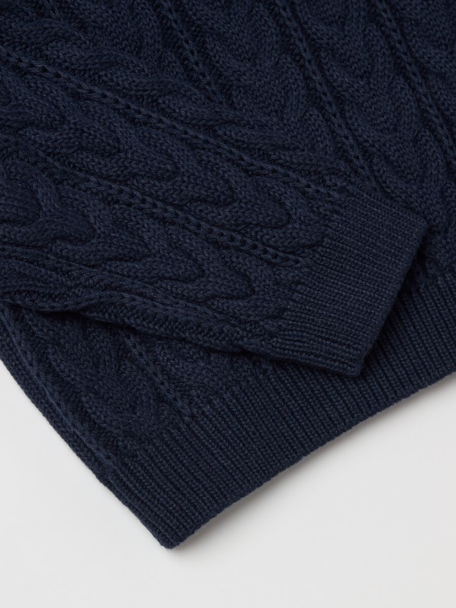 Cable-knit pullover with round neck_5