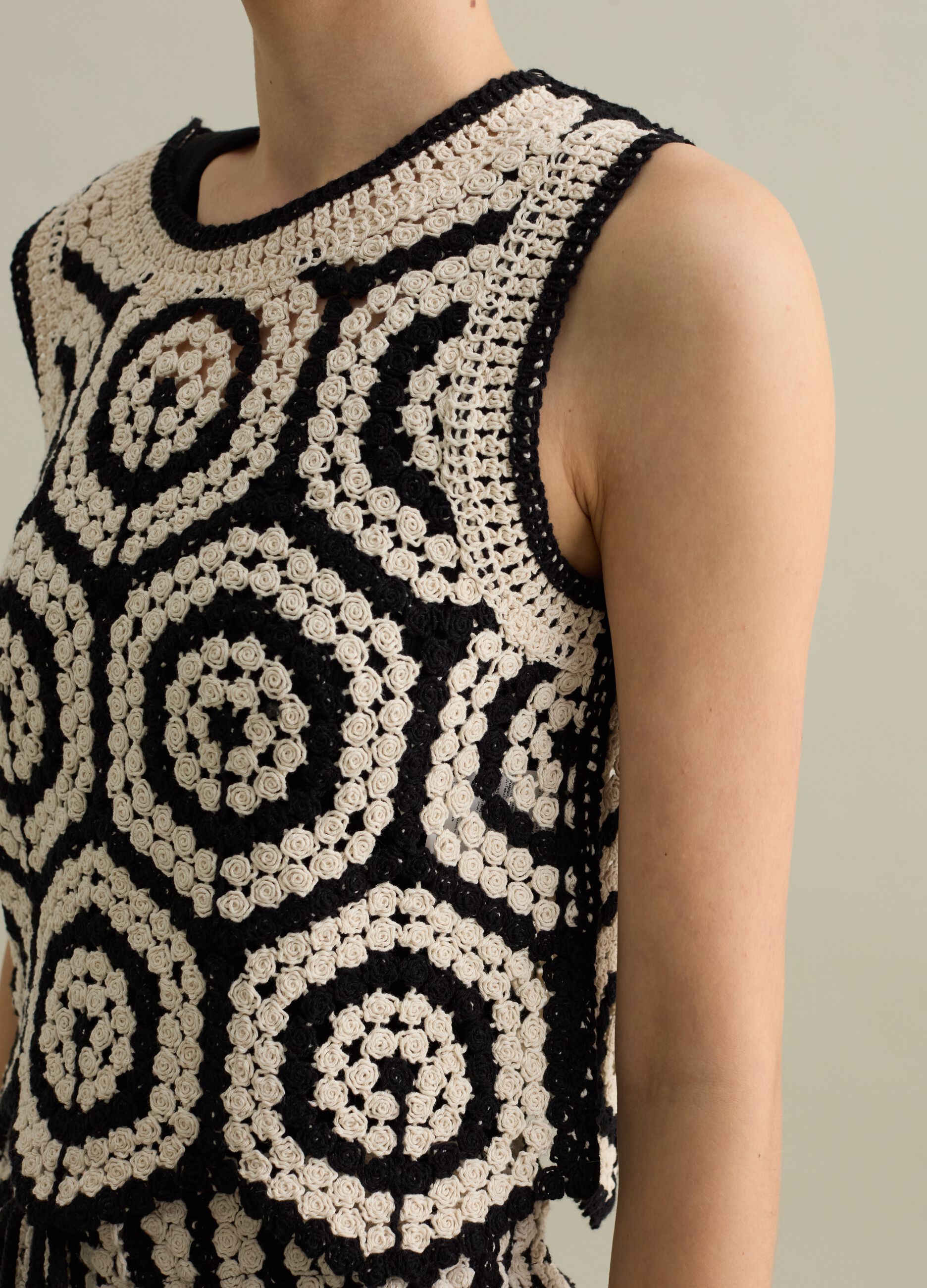 Tank top crochet con motivo geometrico