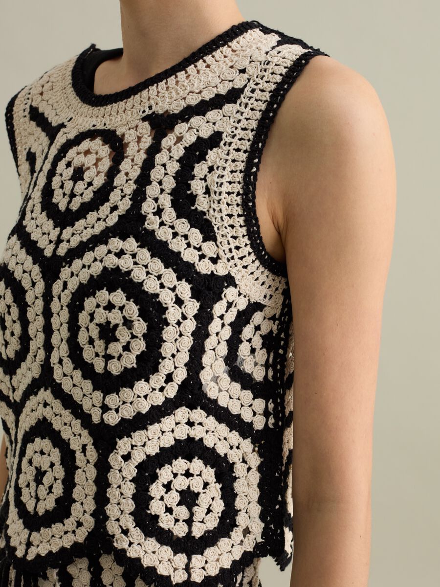 Crochet tank top with geometric motif_2