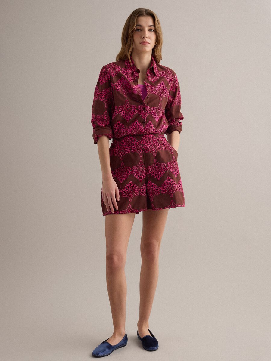 Shorts multicolor in puro cotone con ricami traforati regular fit_0