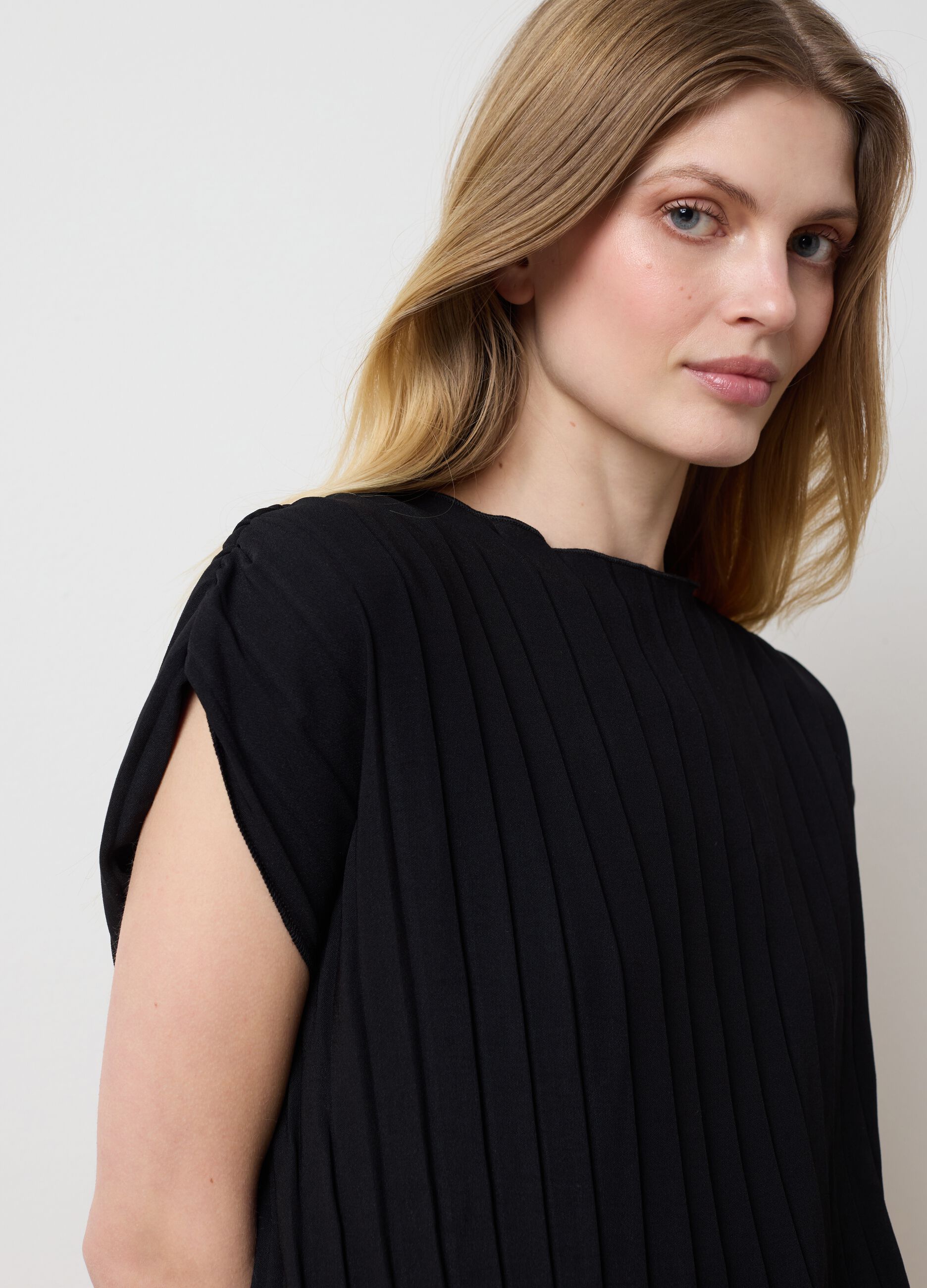 Black sleeveless T-shirt with flat ribbing