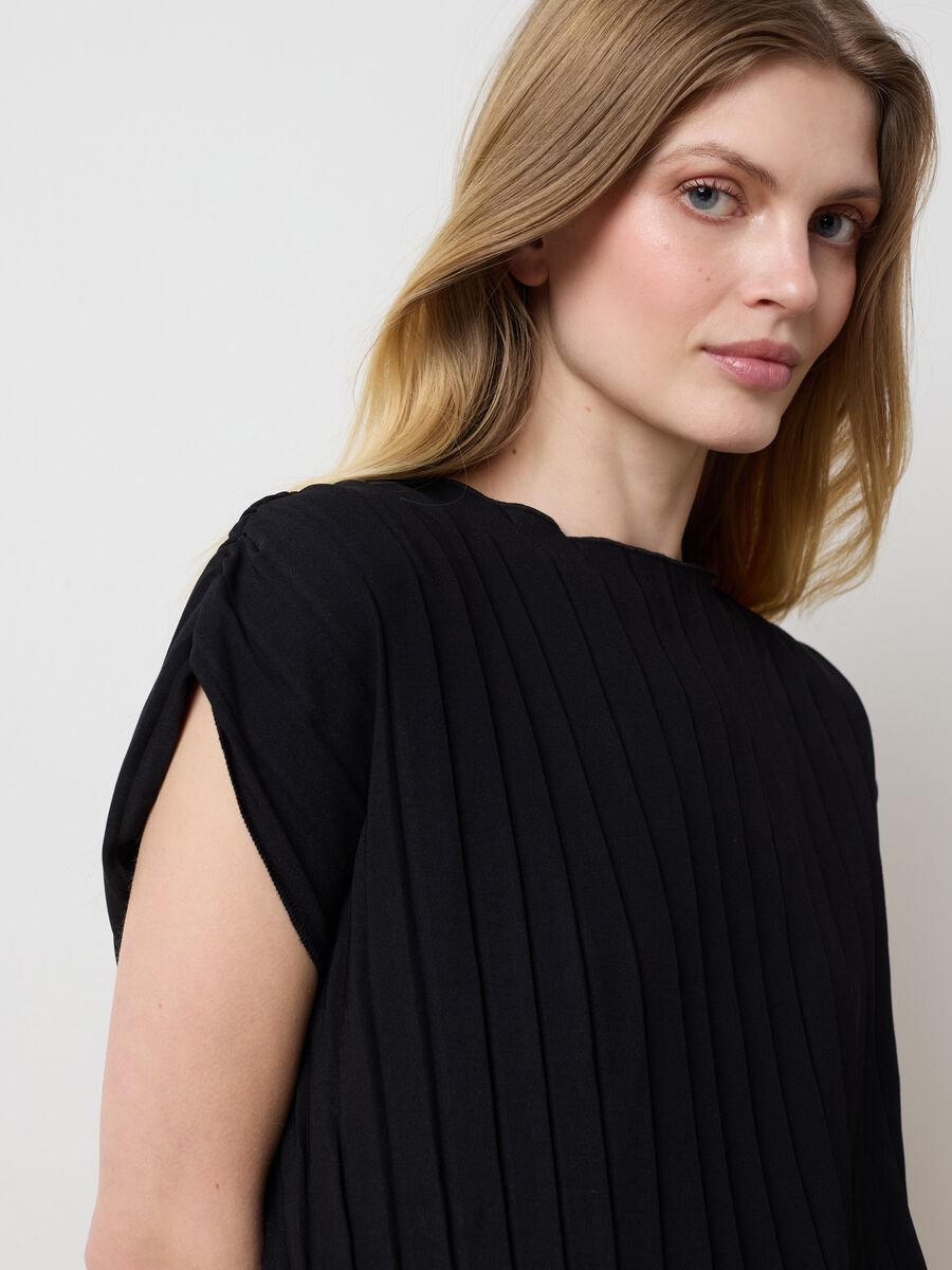 Black sleeveless T-shirt with flat ribbing_0