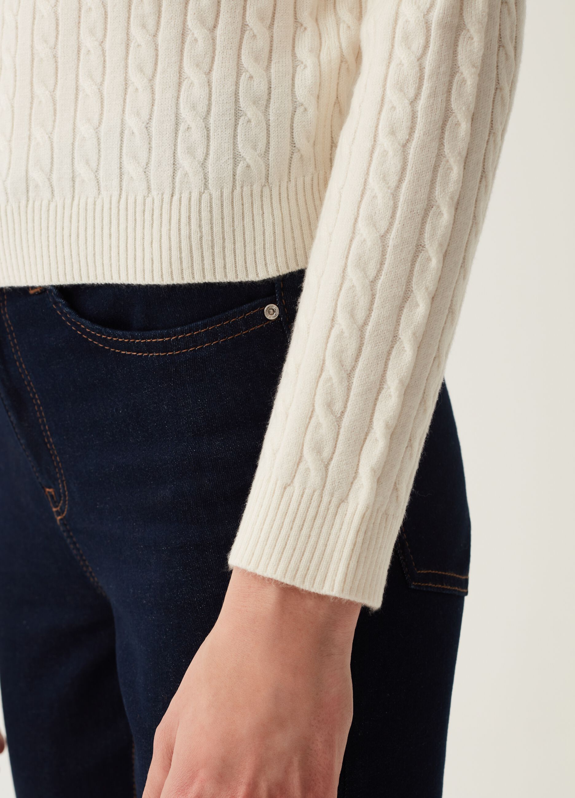 Pullover girocollo con lavorazione a coste_3