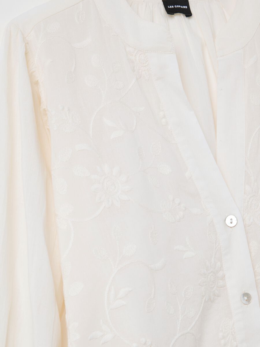 White cotton shirt with floral embroidery_5