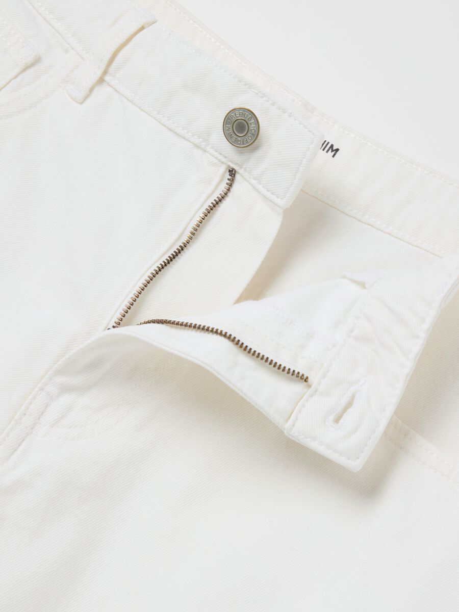 Baggy-fit Bermuda shorts in denim with five pockets_5