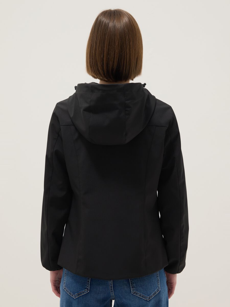 Giacca impermeabile nera regular fit con zip e cappuccio_2