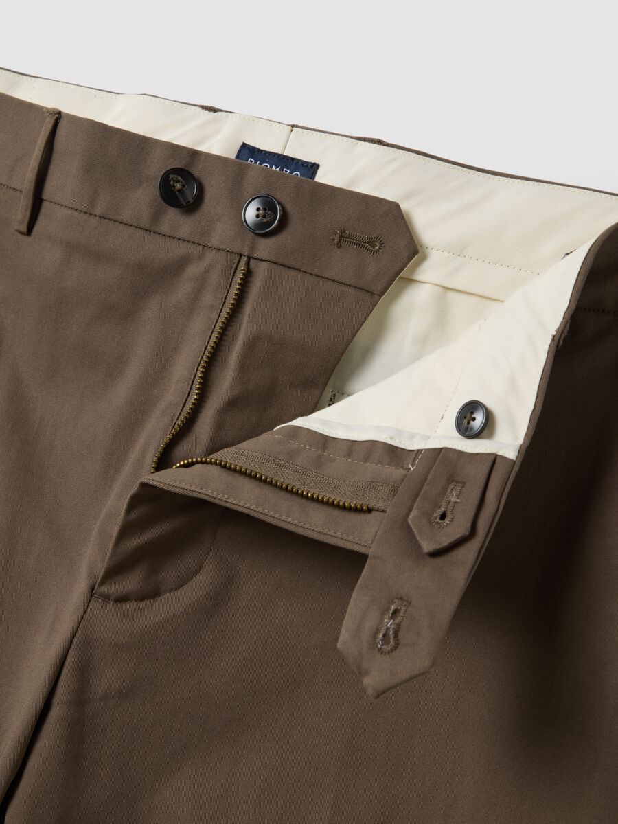Pantaloni chino marroni in twill di cotone elasticizzato regular fit_1