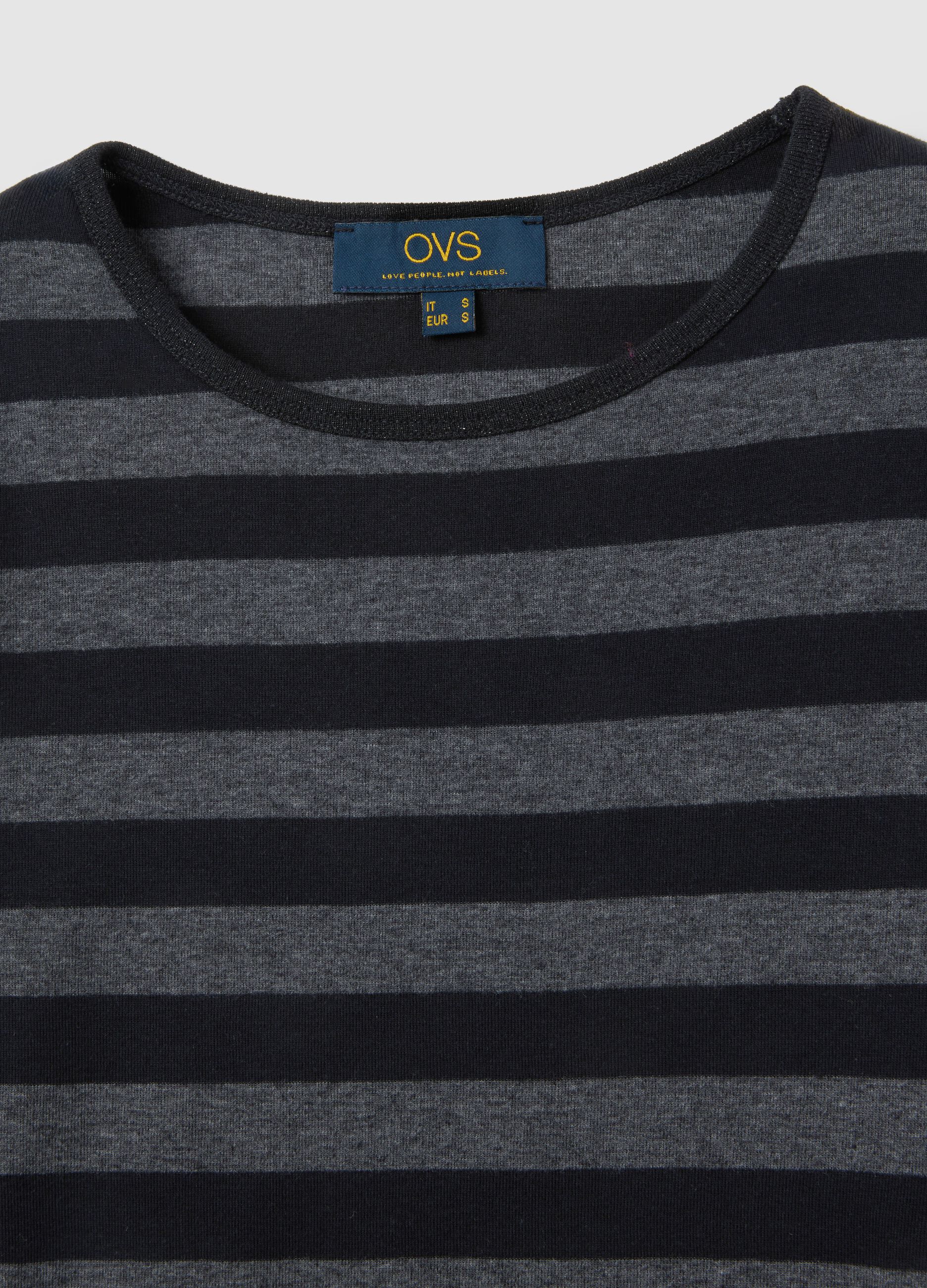 T-shirt grigia a righe