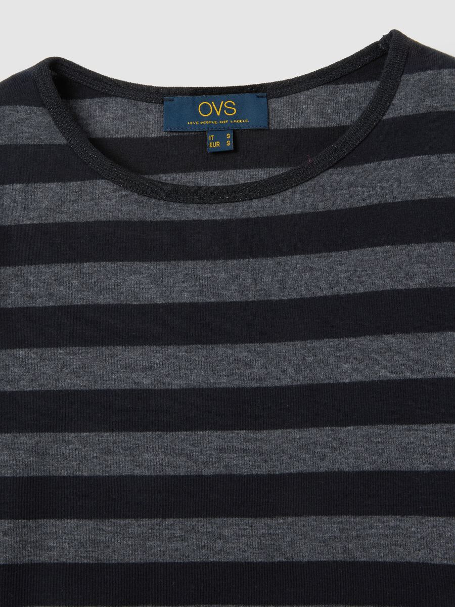 T-shirt grigia a righe_5