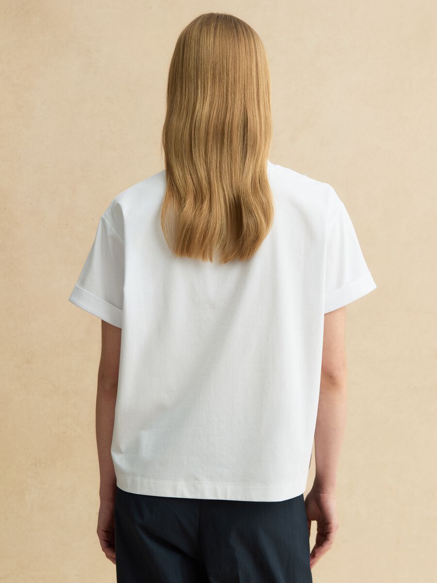 T-shirt in misto cotone bianca regular fit con ricamo floreale_3
