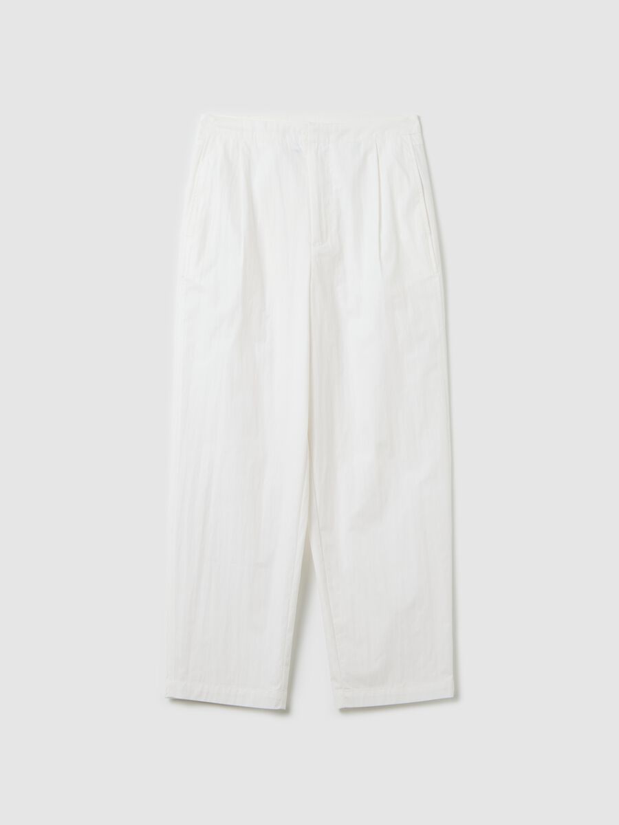 White carrot-fit trousers with darts_4