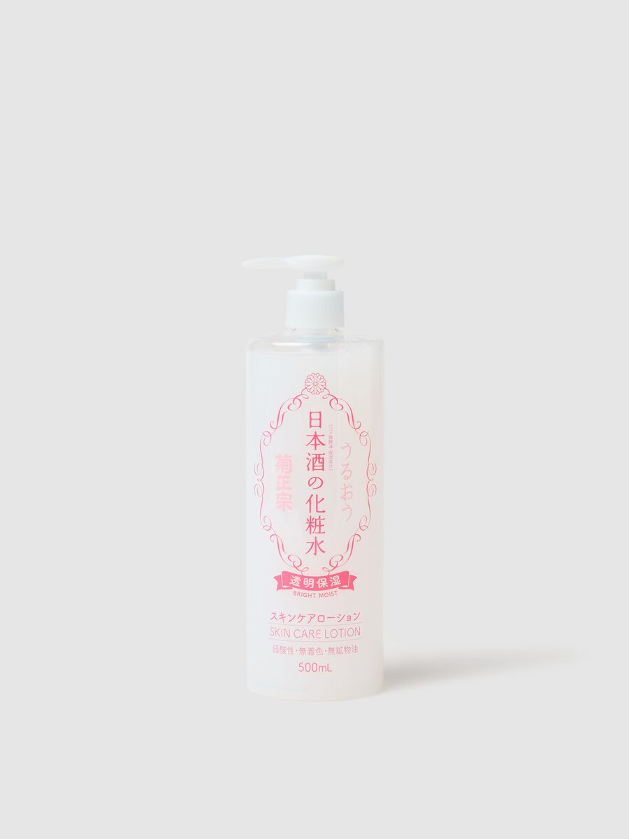 KIKU-MASAMUNE Sake Bright Moist Skin Care Lotion is a brightening, moisturising and balancing tonic, ideal for both face and body thanks to its generous format. Its lightweight texture is easily applied to the skin, leaving it fresh and hydrated._1