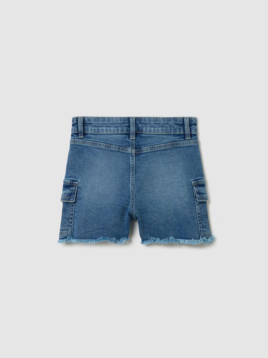 Shorts cargo denim con orlo sfrangiato_4