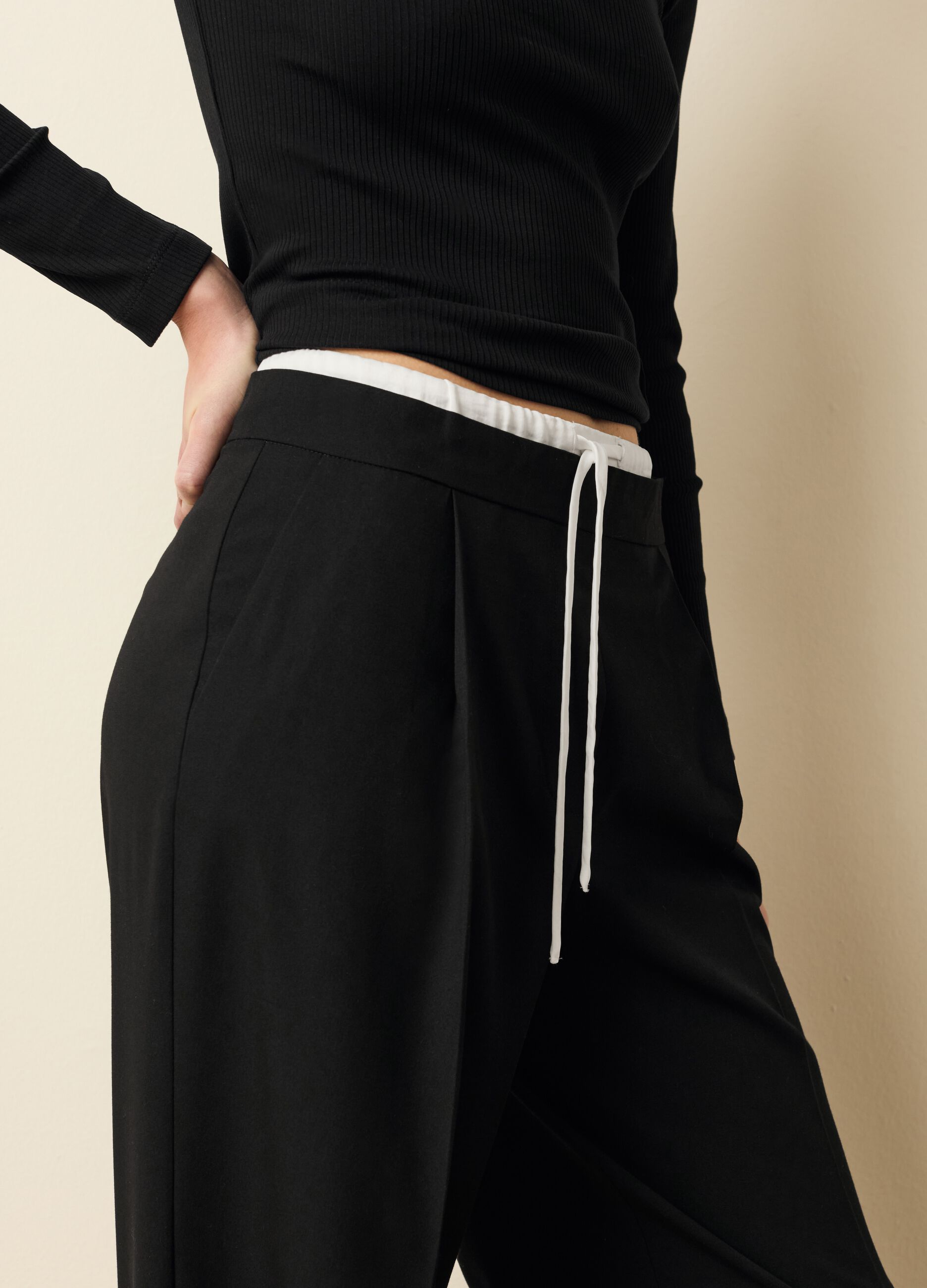 Pantaloni jogger a gamba larga con coulisse