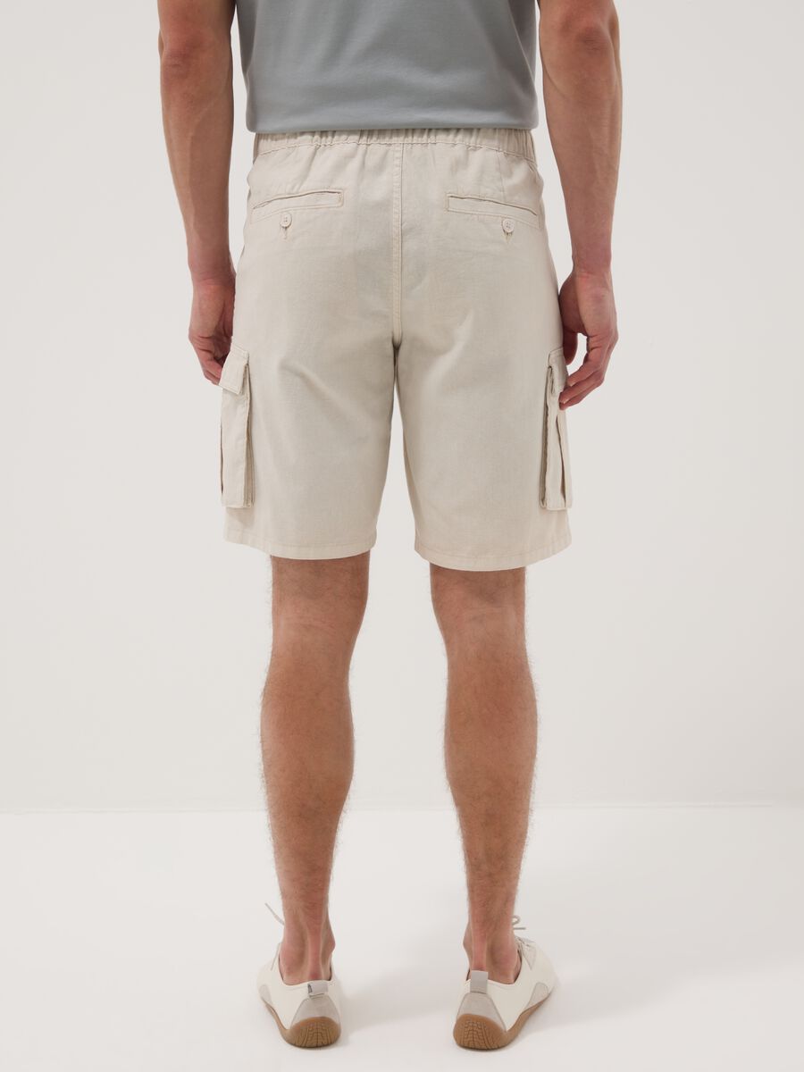 Beige cargo bermuda shorts in a linen and cotton blend_3
