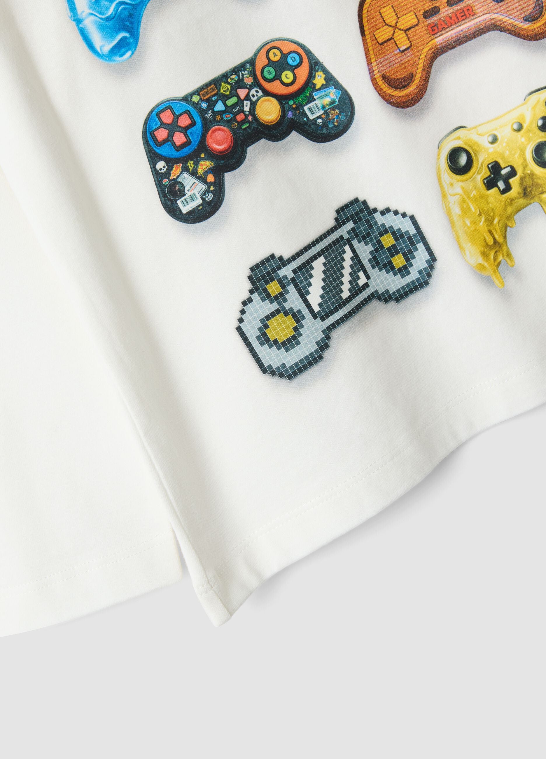 White pure cotton crew-neck T-shirt with gaming print