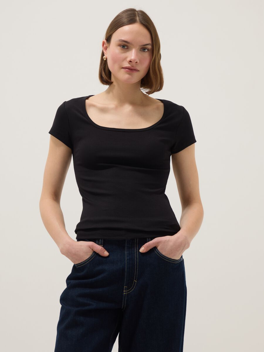 T-shirt fitted in cotone elasticizzato nera con scollo quadrato_1