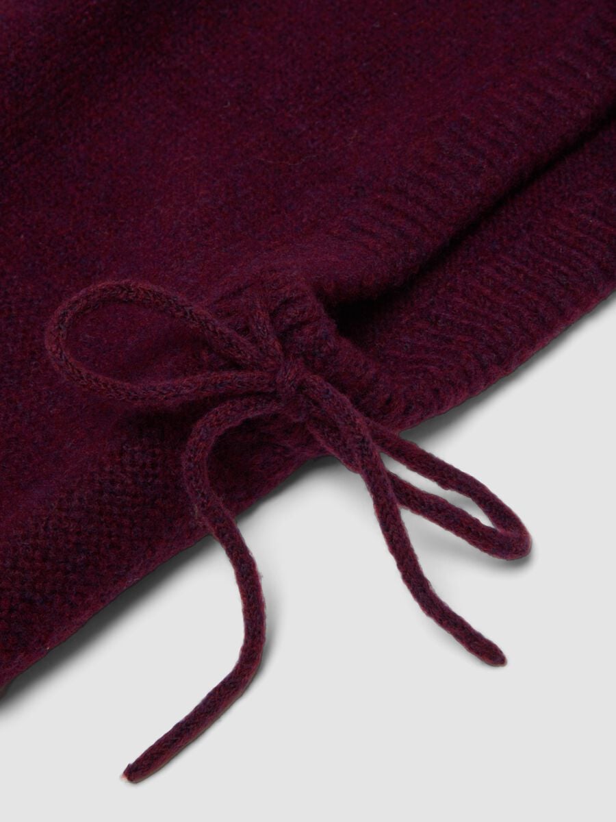 Cappuccio rosso in lana elasticizzata con laccetti_2