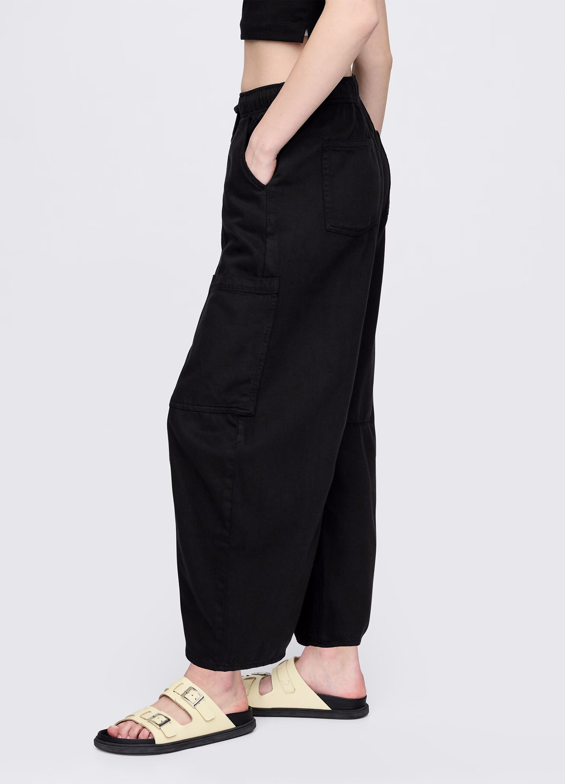Black cargo trousers in cotton and Lyocell