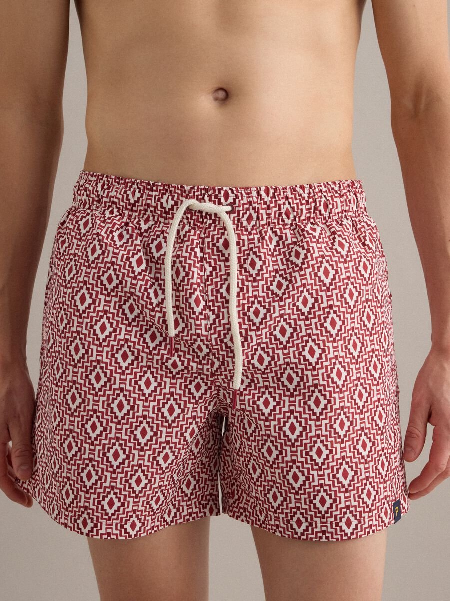 Boxer mare rosso con stampa geometrica_2