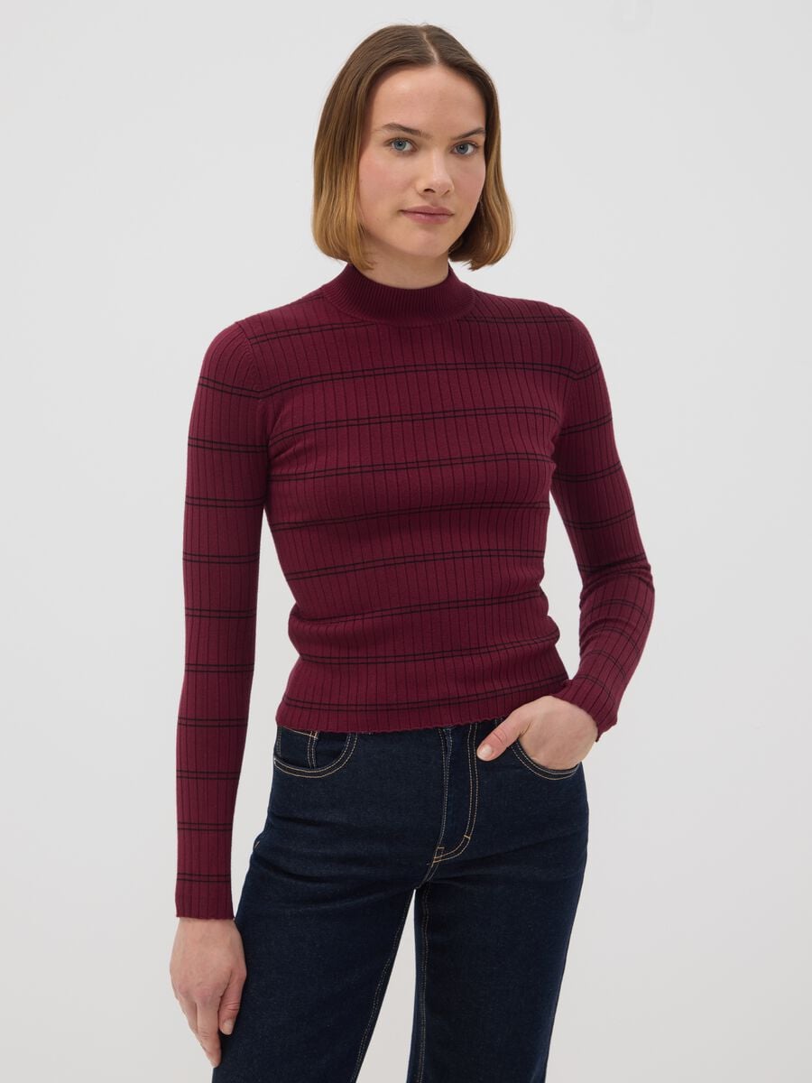 Maglia rossa in misto viscosa con collo rialzato fitted_1
