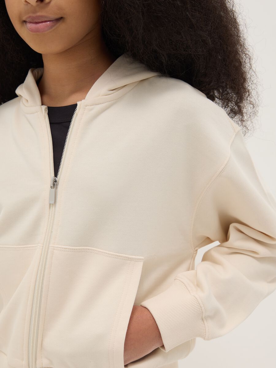 Felpa per ragazza in puro cotone beige relaxed fit con cappuccio_2