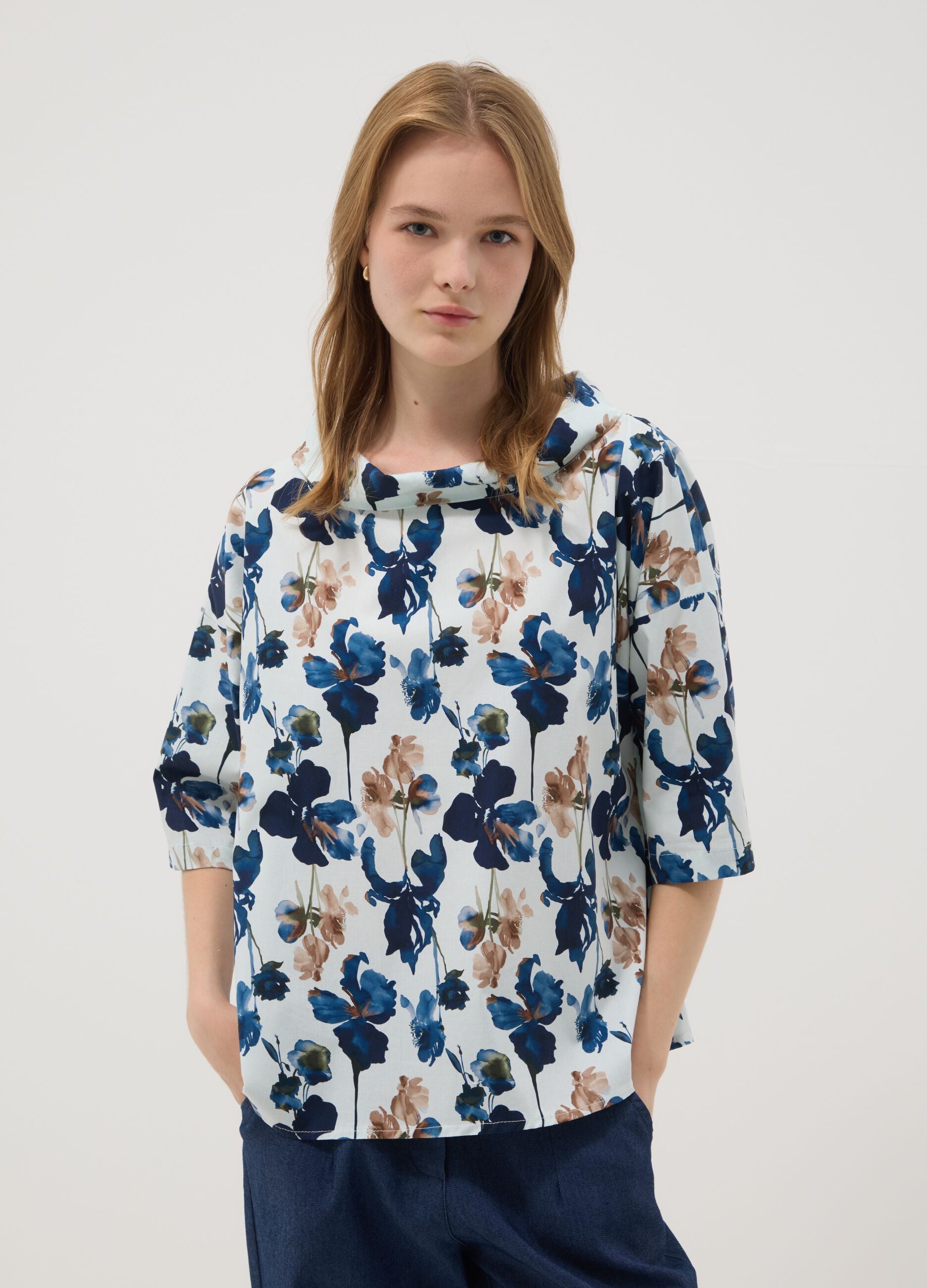 Maglia blu in cotone elasticizzato con stampa floreale