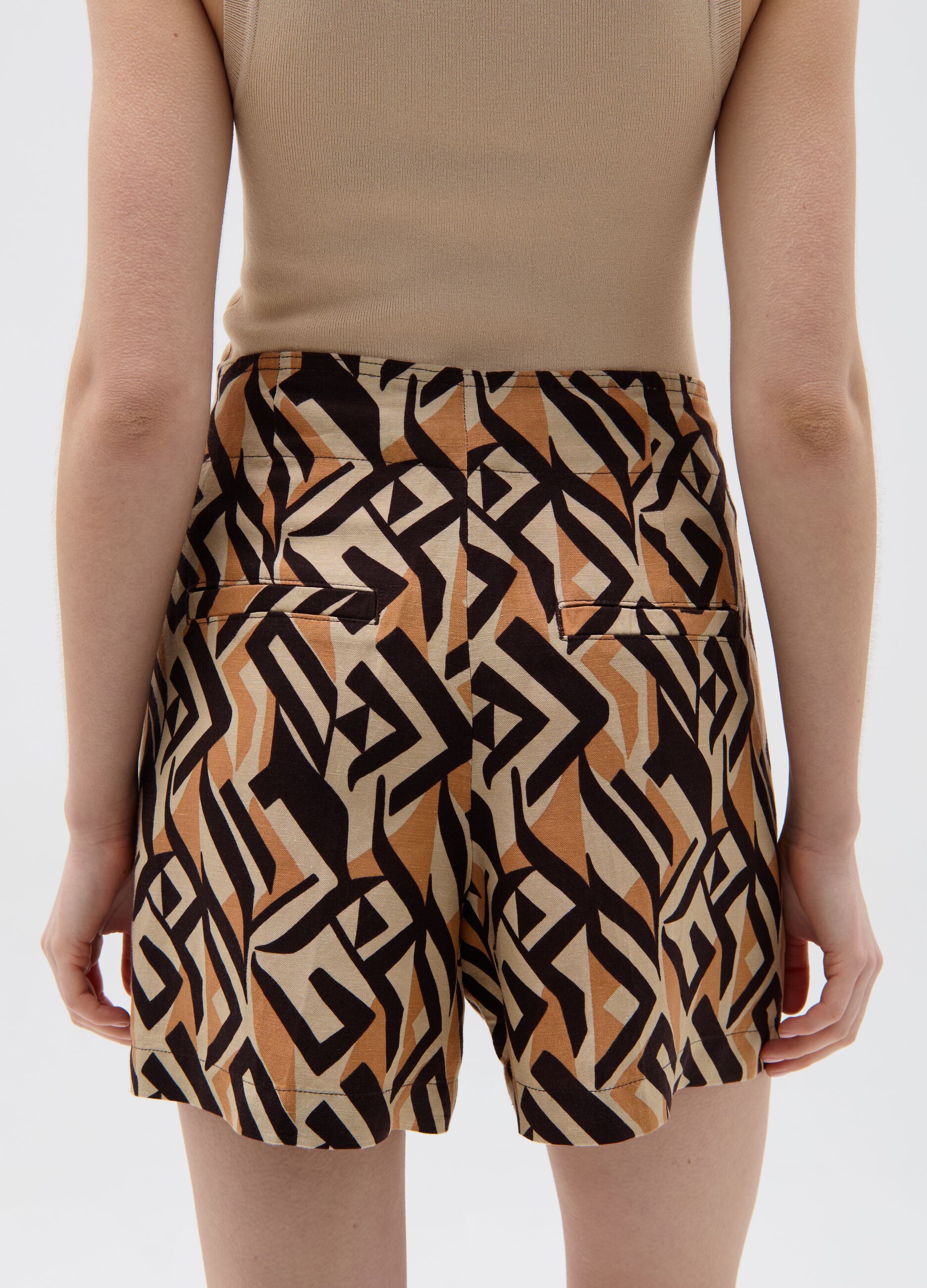 Linen and viscose shorts with darts