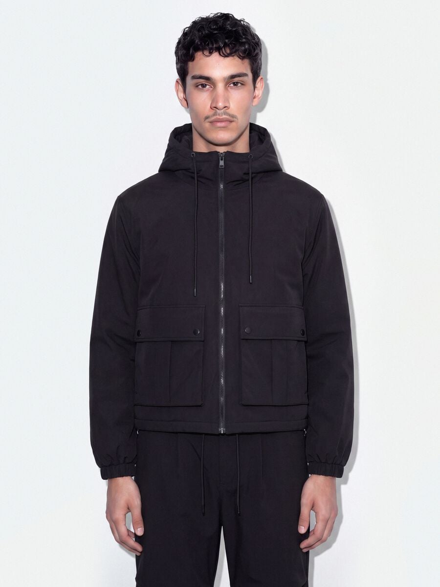 Giaccone nero imbottito con cappuccio e zip over fit_0