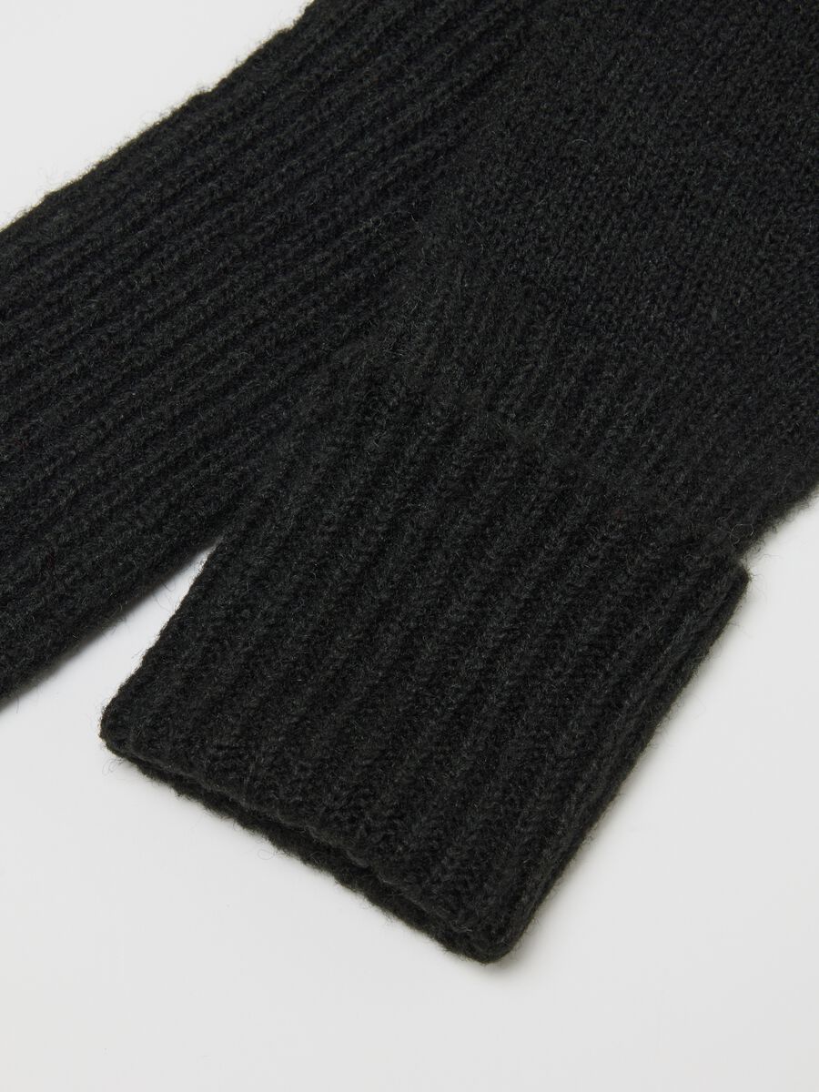 Black fingerless gloves_2